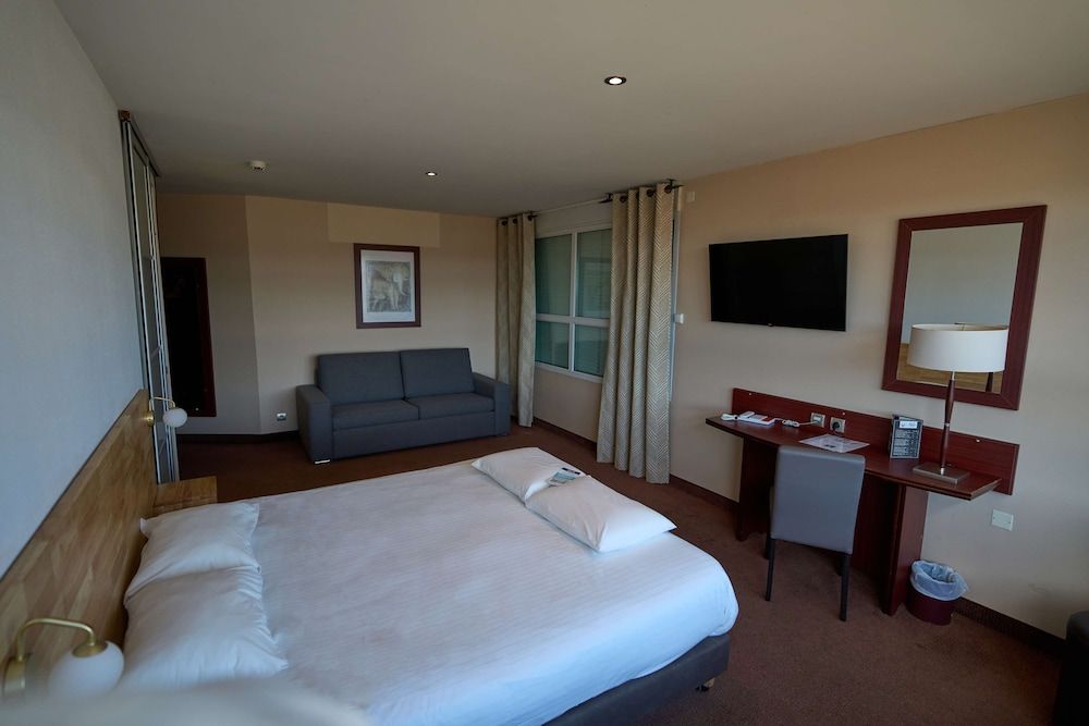 Kyriad Limoges Centre - Gare - Atrium Quadruple room, 1 double bed and 1 sofa bed 10
