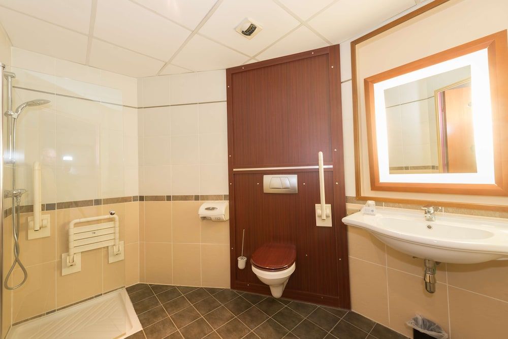 Kyriad Limoges Centre - Gare - Atrium Quadruple room, 1 double bed and 1 sofa bed 8