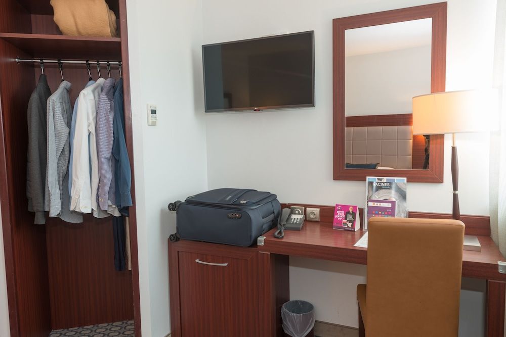 Kyriad Limoges Centre - Gare - Atrium Quadruple room, 1 double bed and 1 sofa bed 11