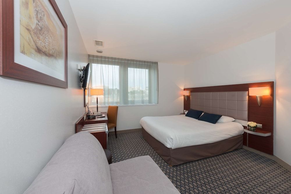 Kyriad Limoges Centre - Gare - Atrium Quadruple room, 1 double bed and 1 sofa bed 4