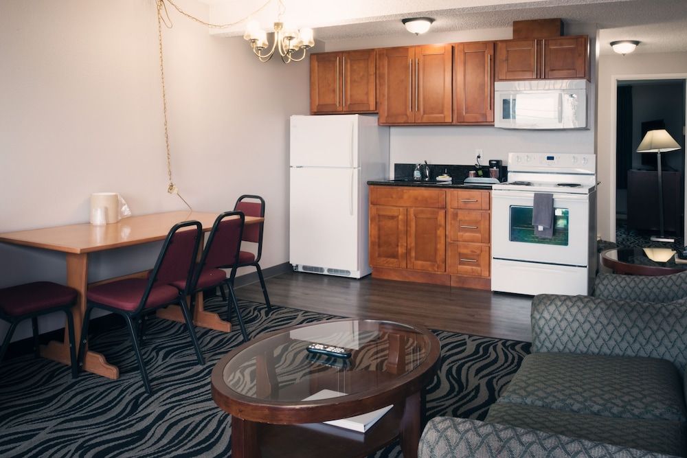 Suite, 1 Queen Bed, Kitchen