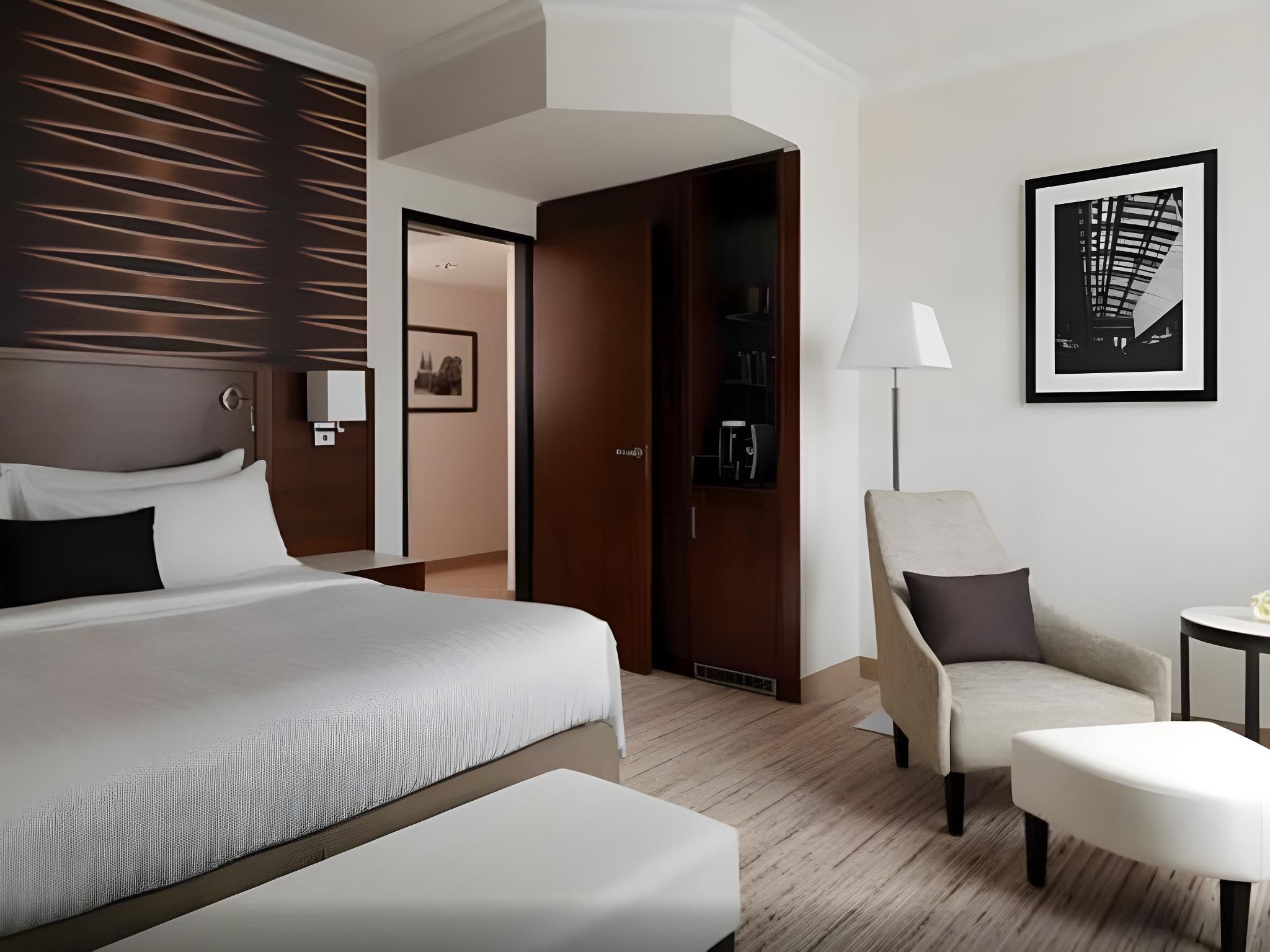 Grand Executive Suite, 1 Bedroom 2 room Suite, 1 King, Sofa bed