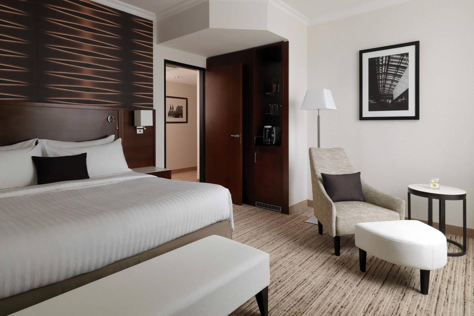 Executive Suite, 1 Bedroom Suite, 1 King, Sofa bed