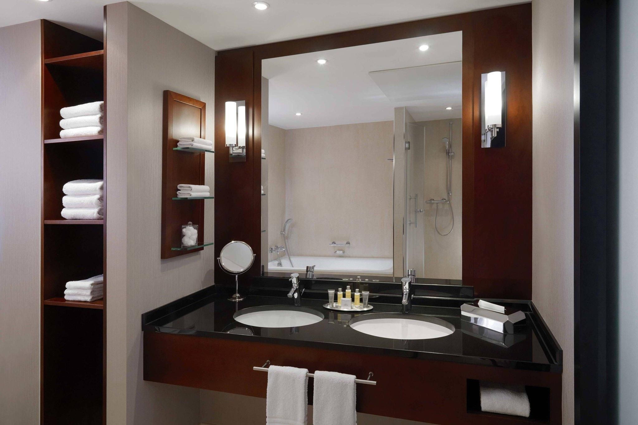 Dom View Suite, 1 Bedroom 2 room Suite, 1 King, Dom Cathedral view, Terrace level