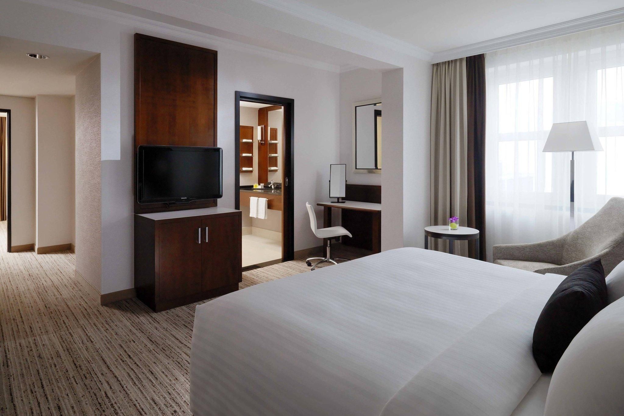 Dom View Suite, 1 Bedroom 2 room Suite, 1 King, Dom Cathedral view, Terrace level