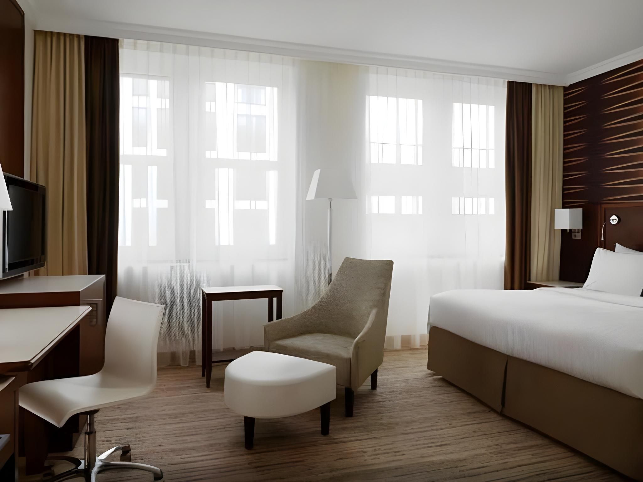 Grand Executive Suite, 1 Bedroom 2 room Suite, 1 King, Sofa bed