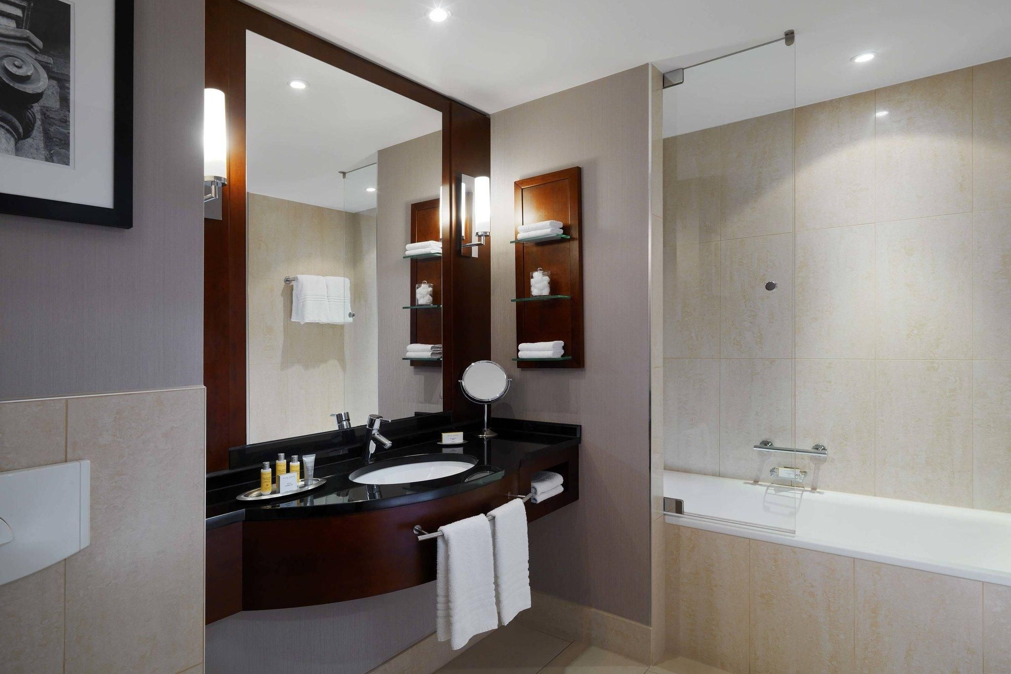 Grand Deluxe Room, Larger Guest room, 1 King