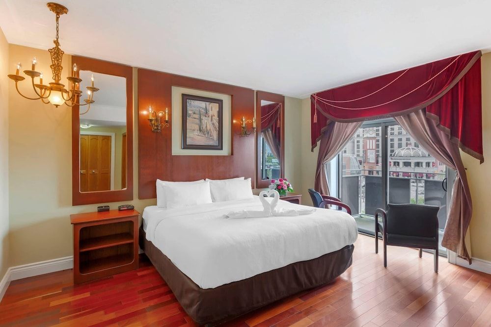 Quality Hotel Fallsview Cascade Standard Tower Room, 1 Queen Bed 3