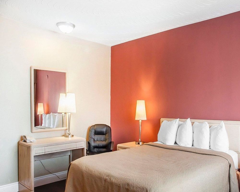 Quality Hotel Fallsview Cascade Standard Tower Room, 1 Queen Bed