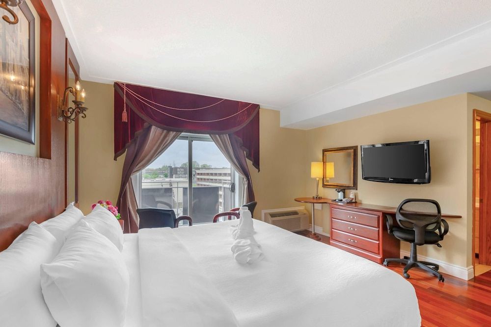 Quality Hotel Fallsview Cascade Standard Tower Room, 1 Queen Bed 4