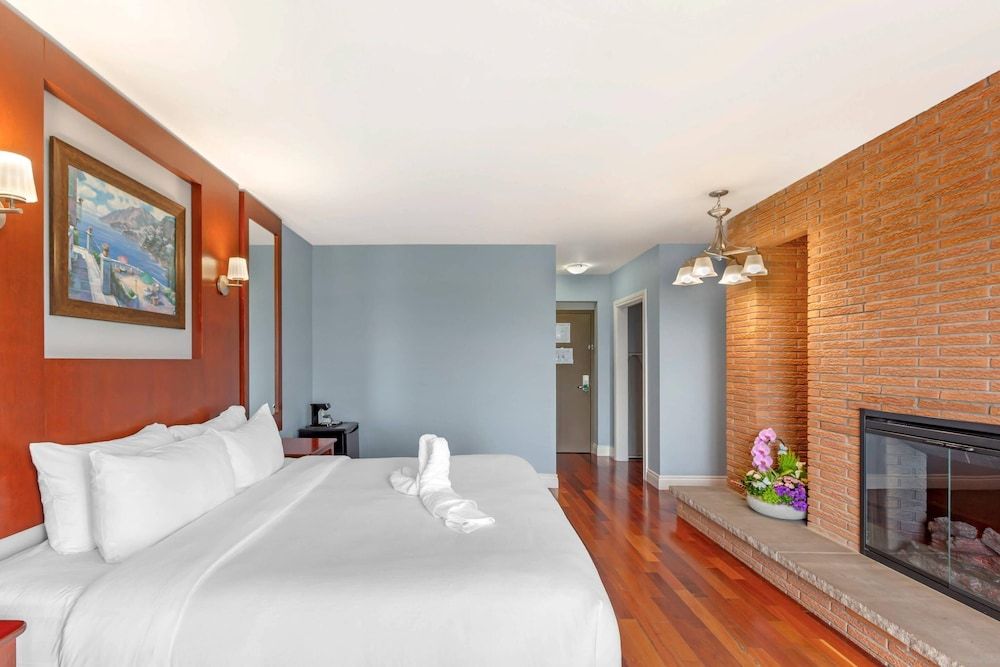 Quality Hotel Fallsview Cascade Standard Tower Room, 1 Queen Bed 5