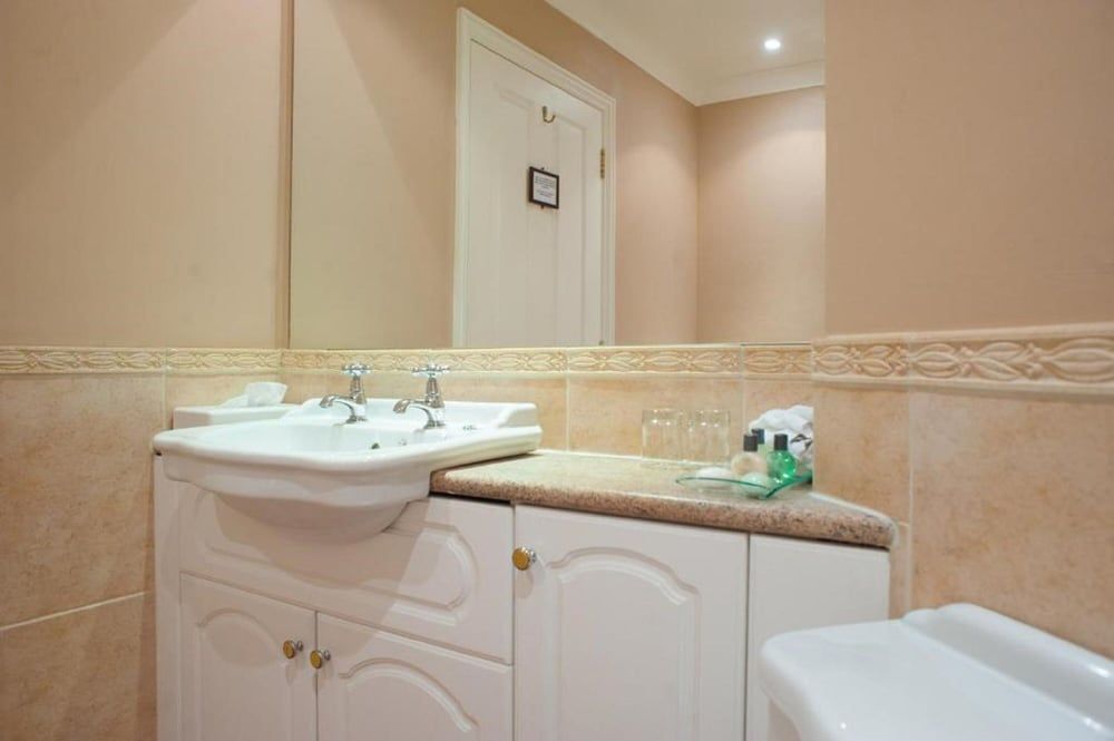 Woodbury Park Hotel and Golf Club Classic Twin Room 2