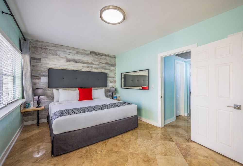 Suites on South Beach Superior Suite, 1 King Bed, Kitchen, City View 2