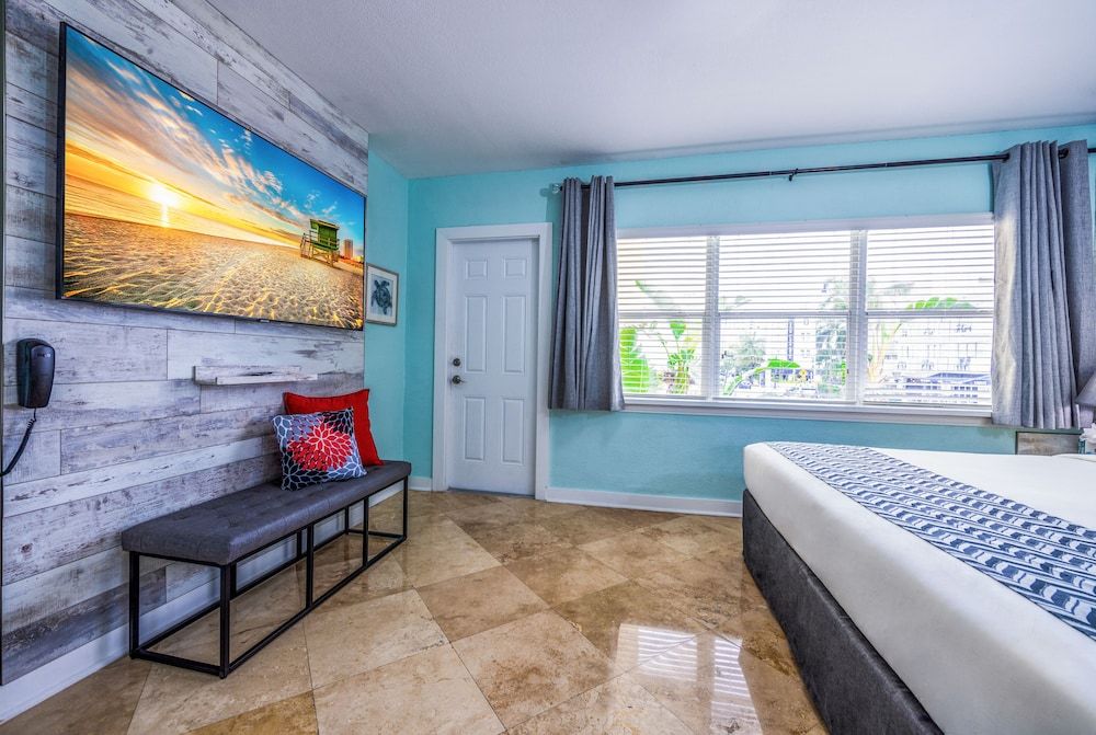 Suites on South Beach Superior Suite, 1 King Bed, Kitchen, City View 4