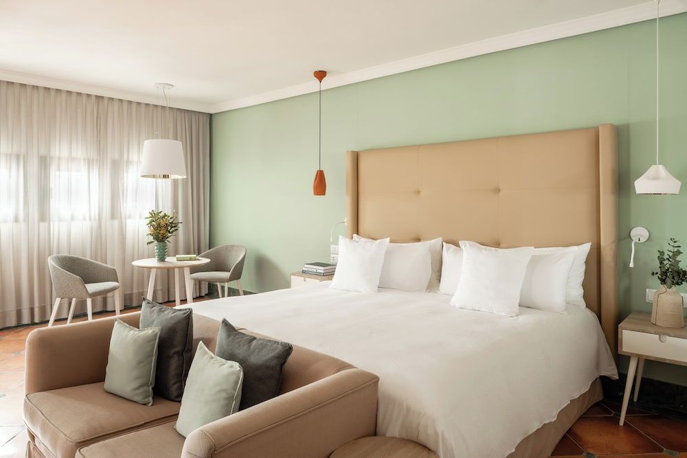 Room (Red Level One Bedroom Suite (2+2))