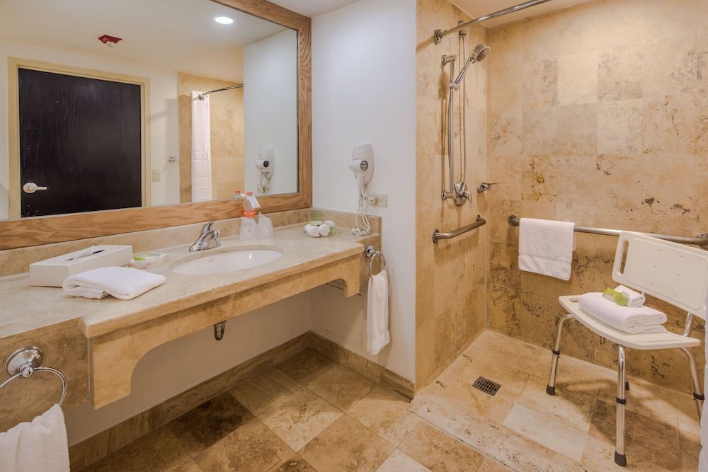 Standard Room, 1 King Bed, Accessible Bathtub