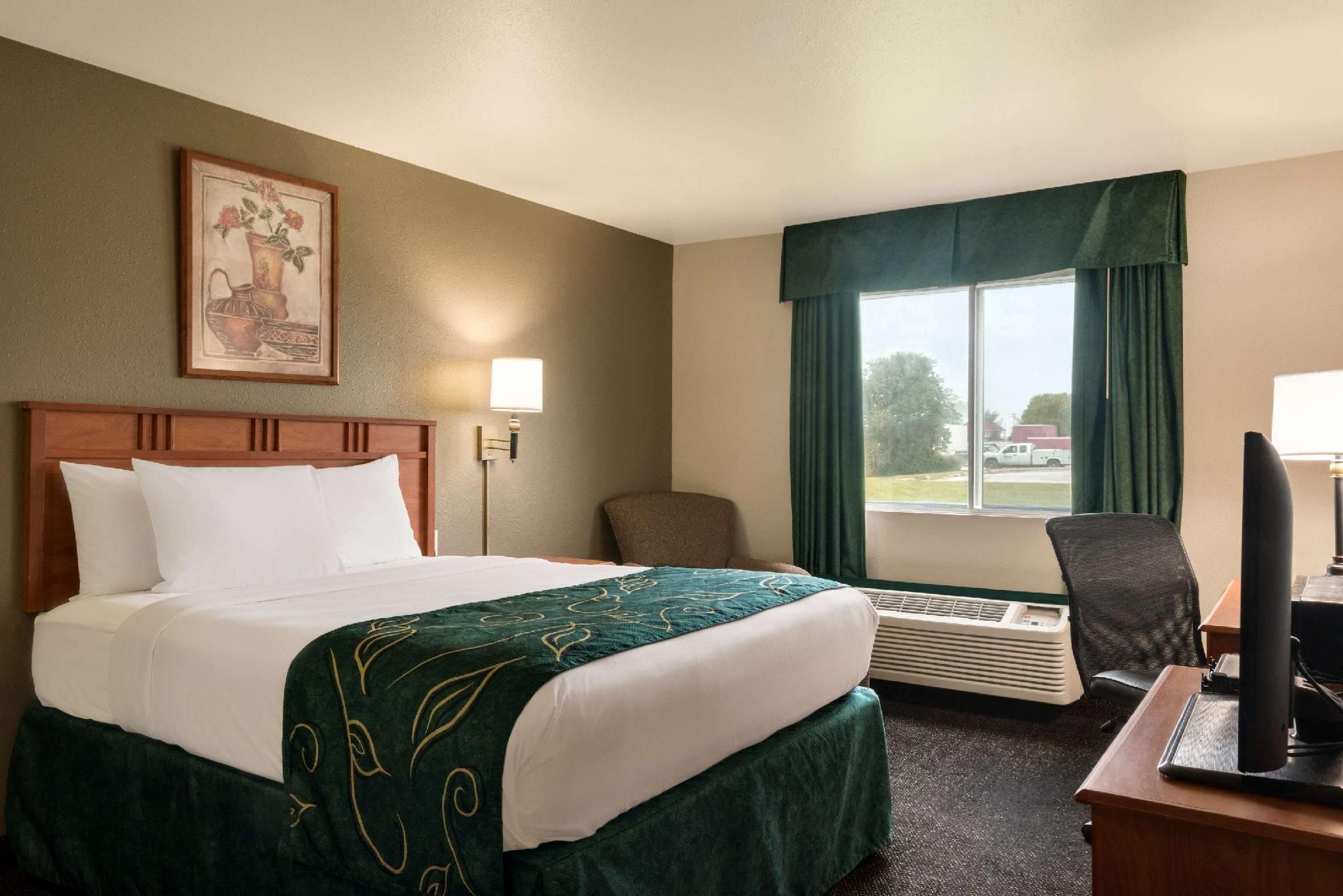 1 Queen Bed Non-Smoking