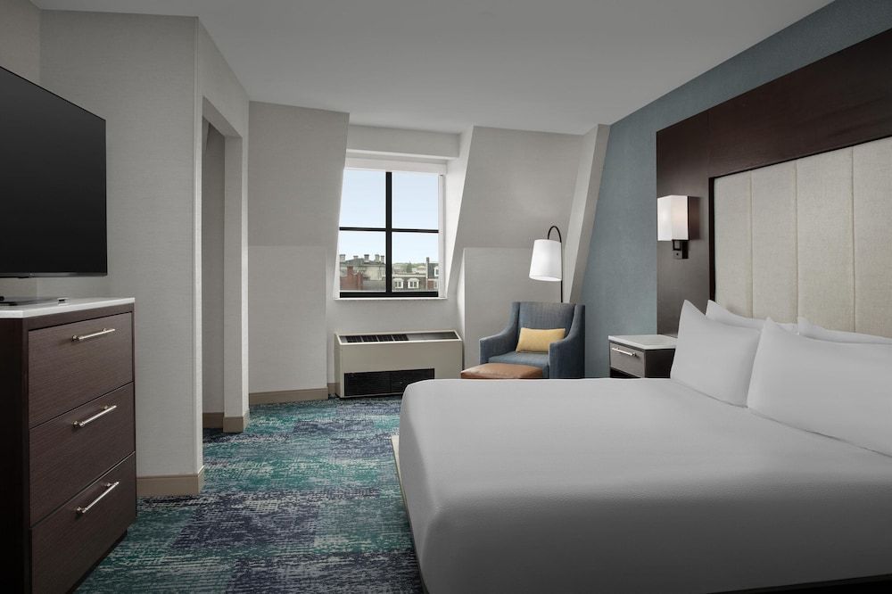 Suite, 1 King Bed, Accessible, Bathtub (Mini Fridge/Microwave)