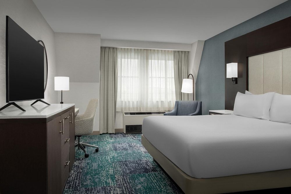 Room, 1 King Bed (Mini Fridge/Microwave)
