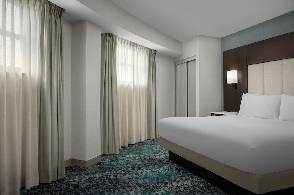Suite, 1 King Bed (Mini Fridge/Microwave)