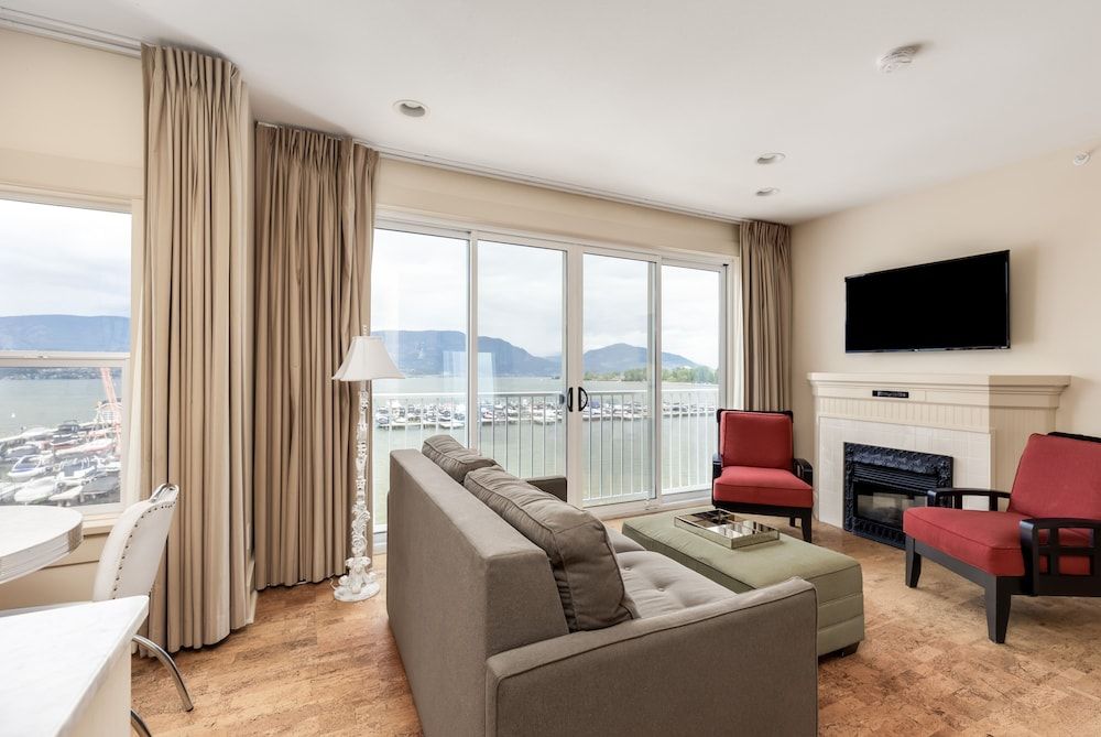 Luxury Suite, 1 King Bed, Lake View