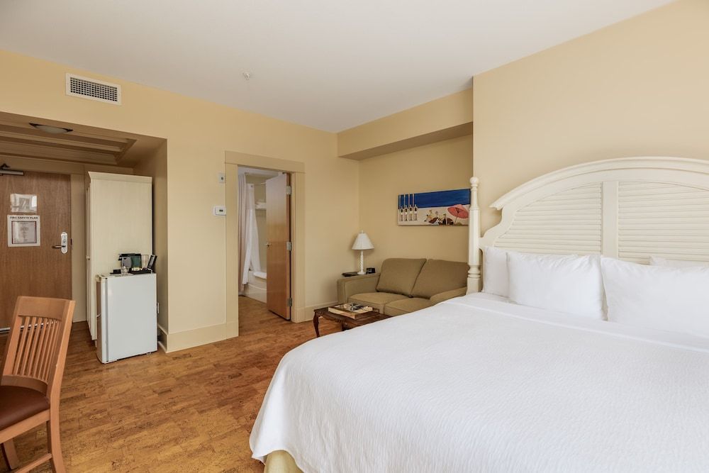Deluxe Room, 1 King Bed (Arms)