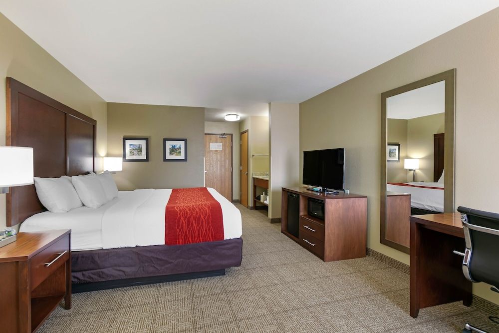 Suite, 1 King Bed, Accessible, Non Smoking