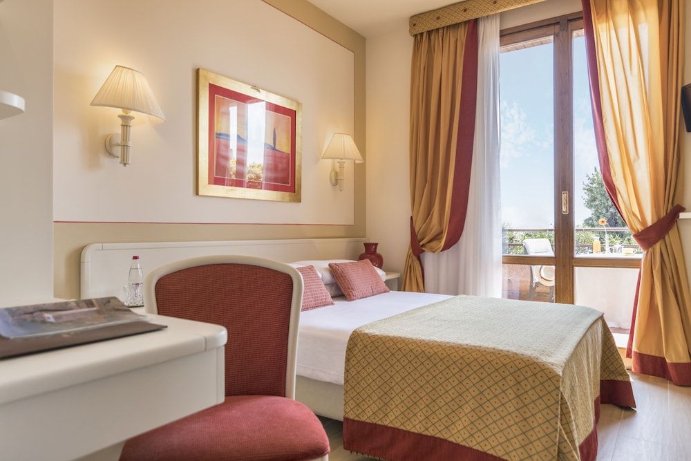 Basic Room, Hill View