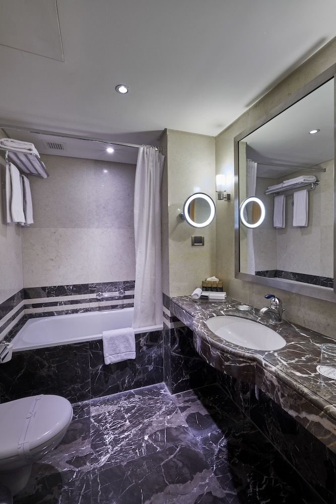 Coral Beach Hotel and Resort Beirut Classic Room 7