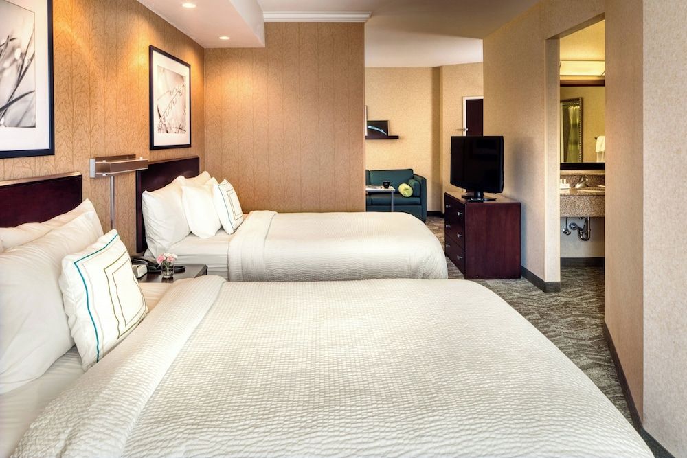 Suite, Multiple Beds (Mobility Accessible, Tub)