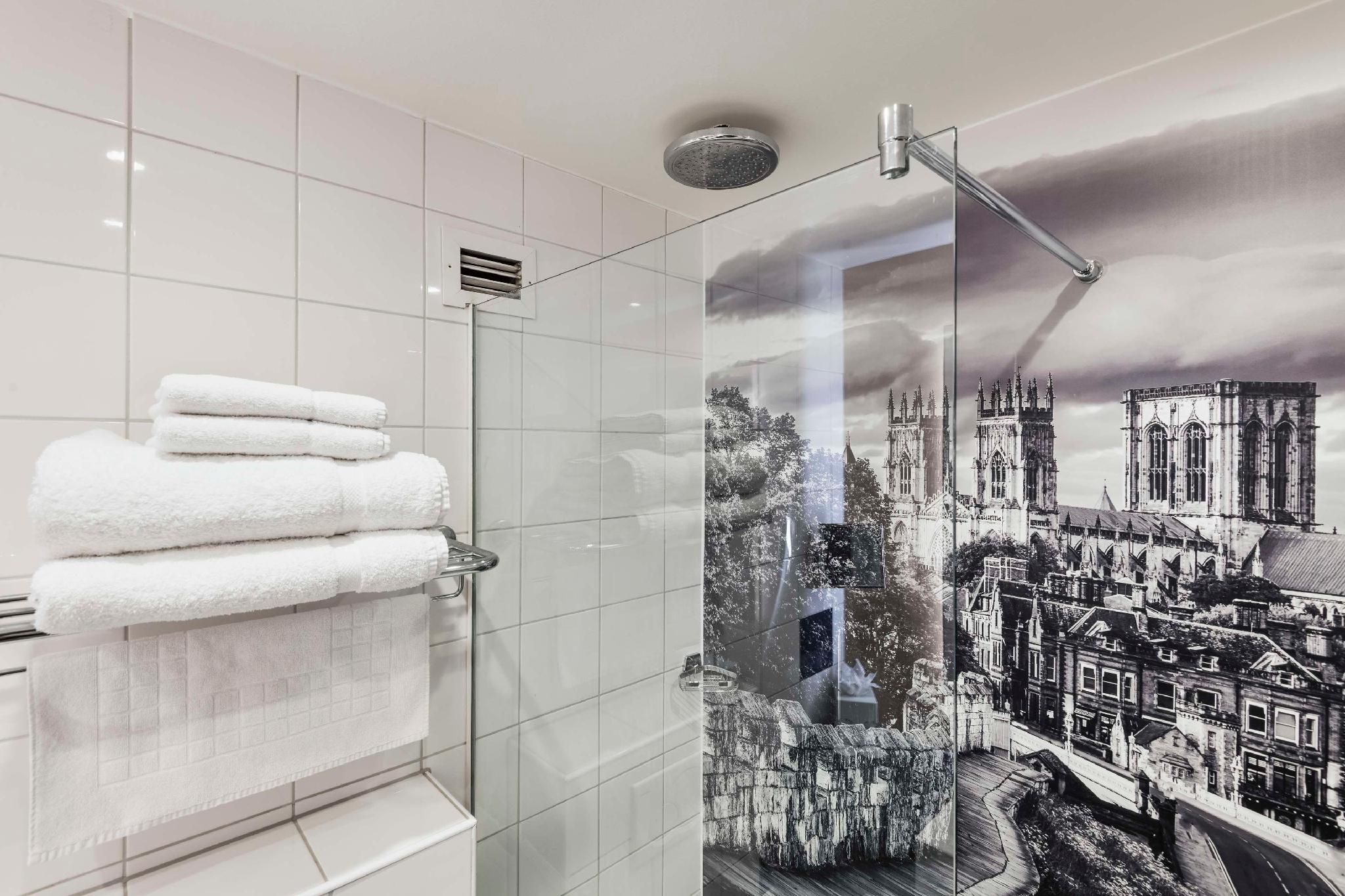 Radisson Hotel York Standard 3