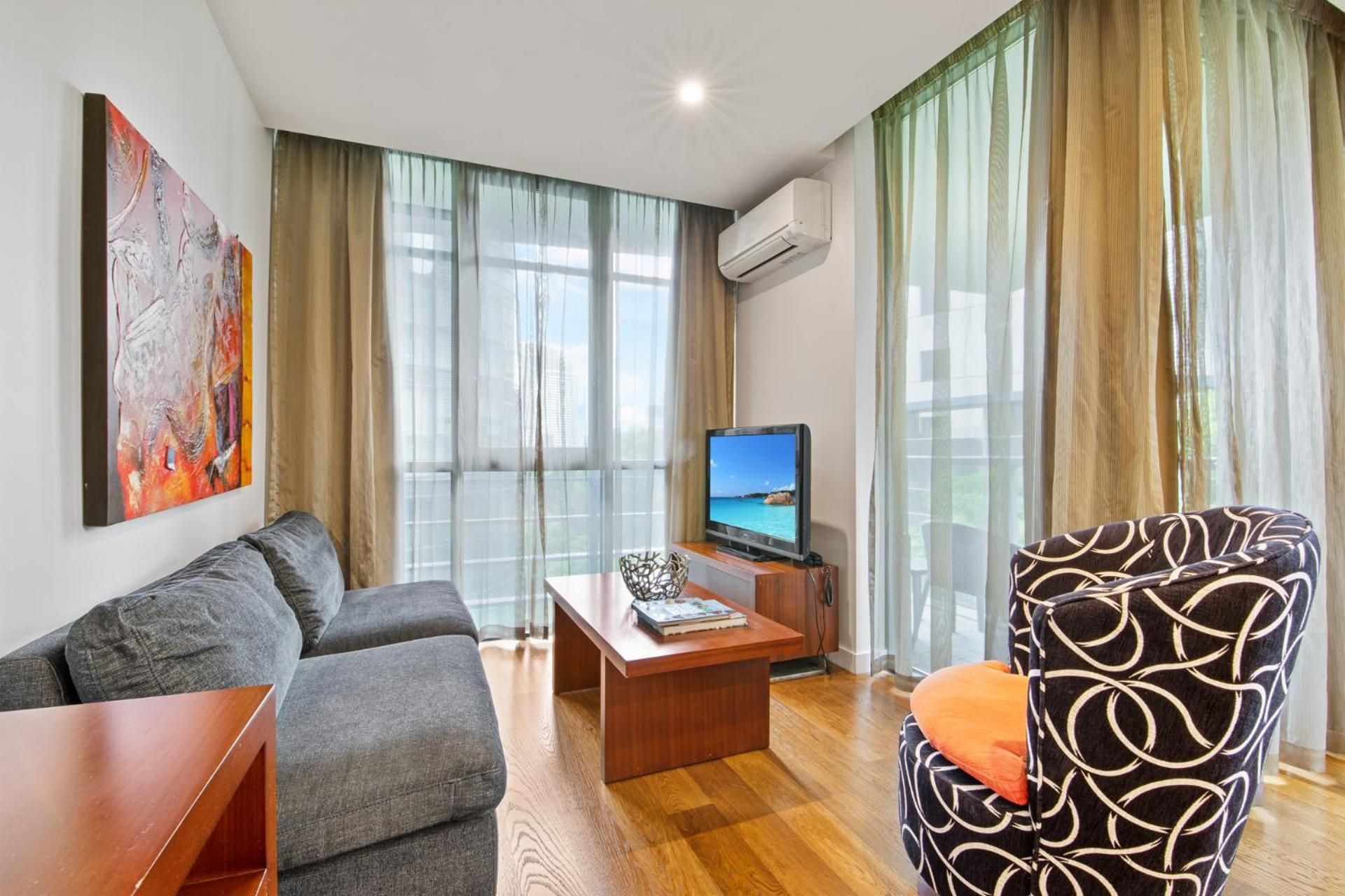 STUDIO APARTMENT - JULIET BALCONY (1 Queen Bed)