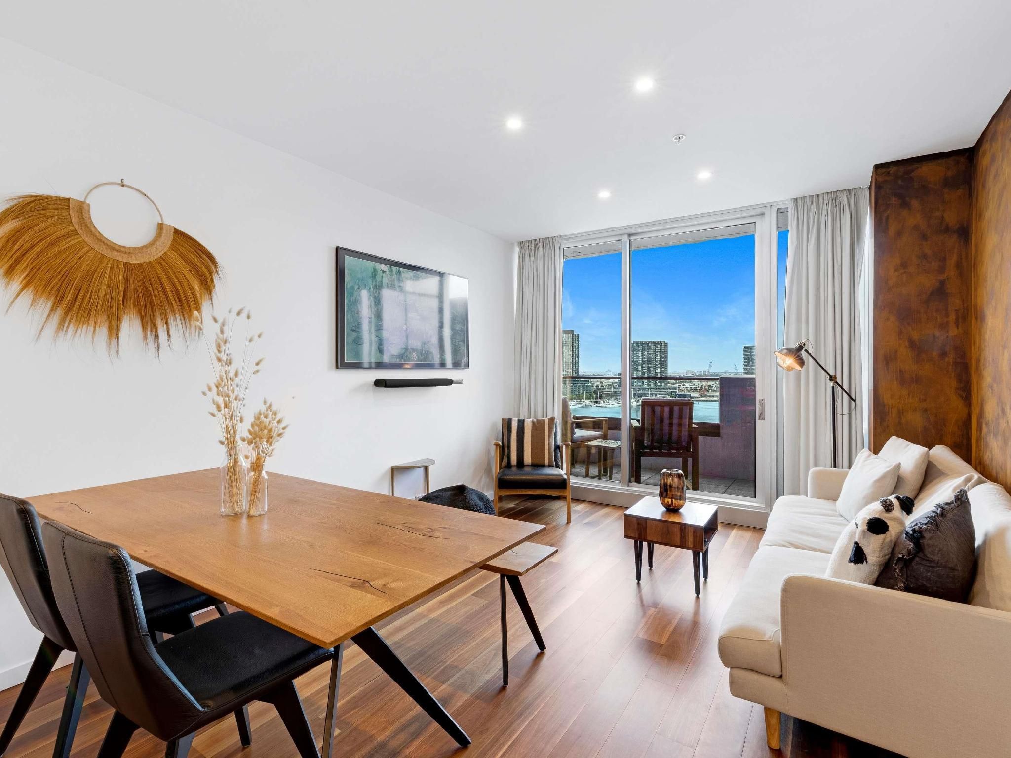 2 BEDROOM 2 BATHROOM APARTMENT - BALCONY & WATER VIEW (1 Queen & 1 Double)