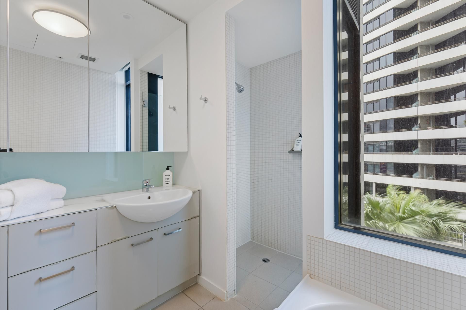3 BEDROOM 2 BATHROOM APARTMENT - BALCONY & WATER VIEW (1Q + 2 Dbl or 1Q + 1 Dbl + 2 Singles)