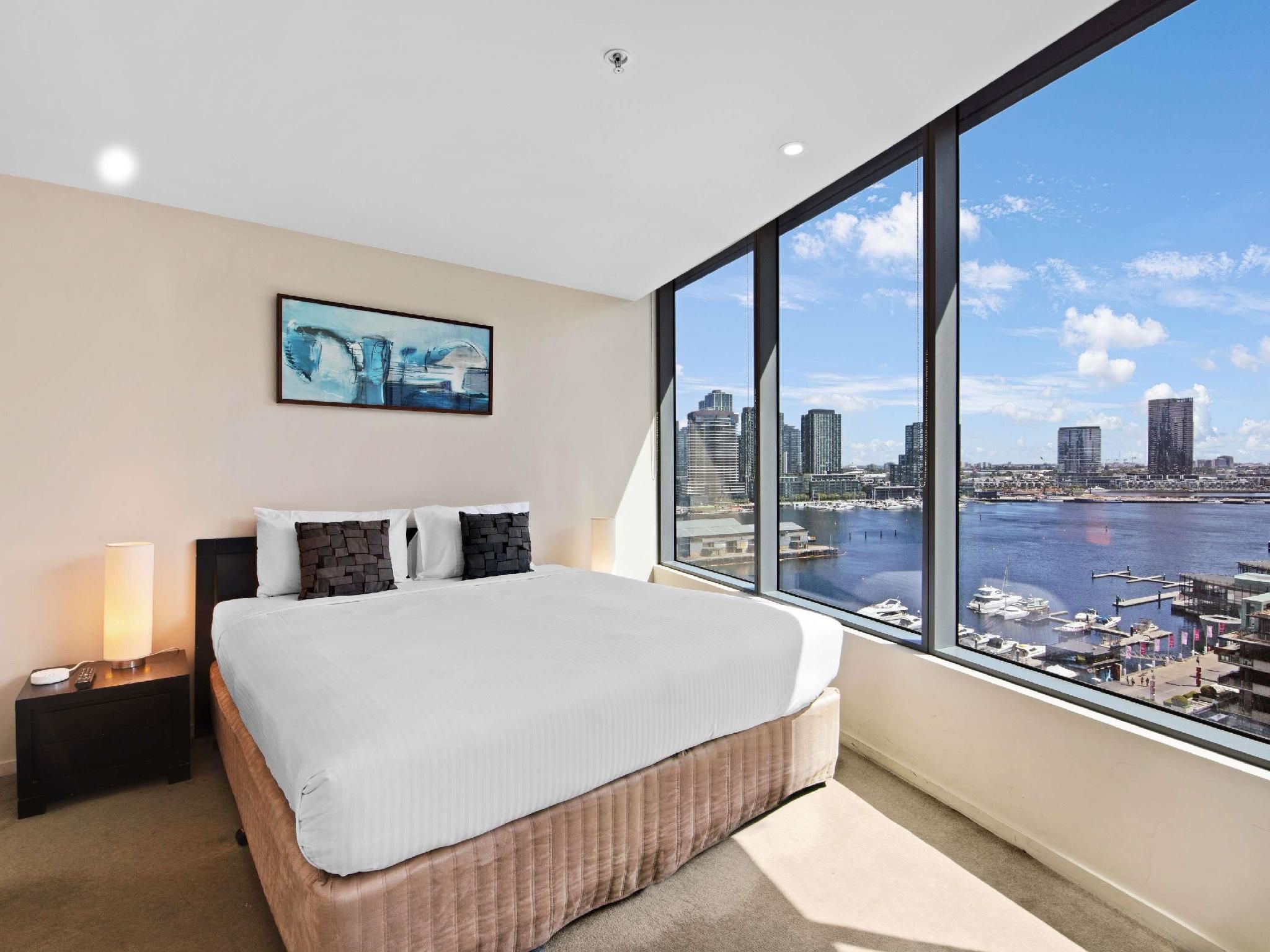 1 BEDROOM APARTMENT - BALCONY & WATER VIEW (1 Queen Bed)