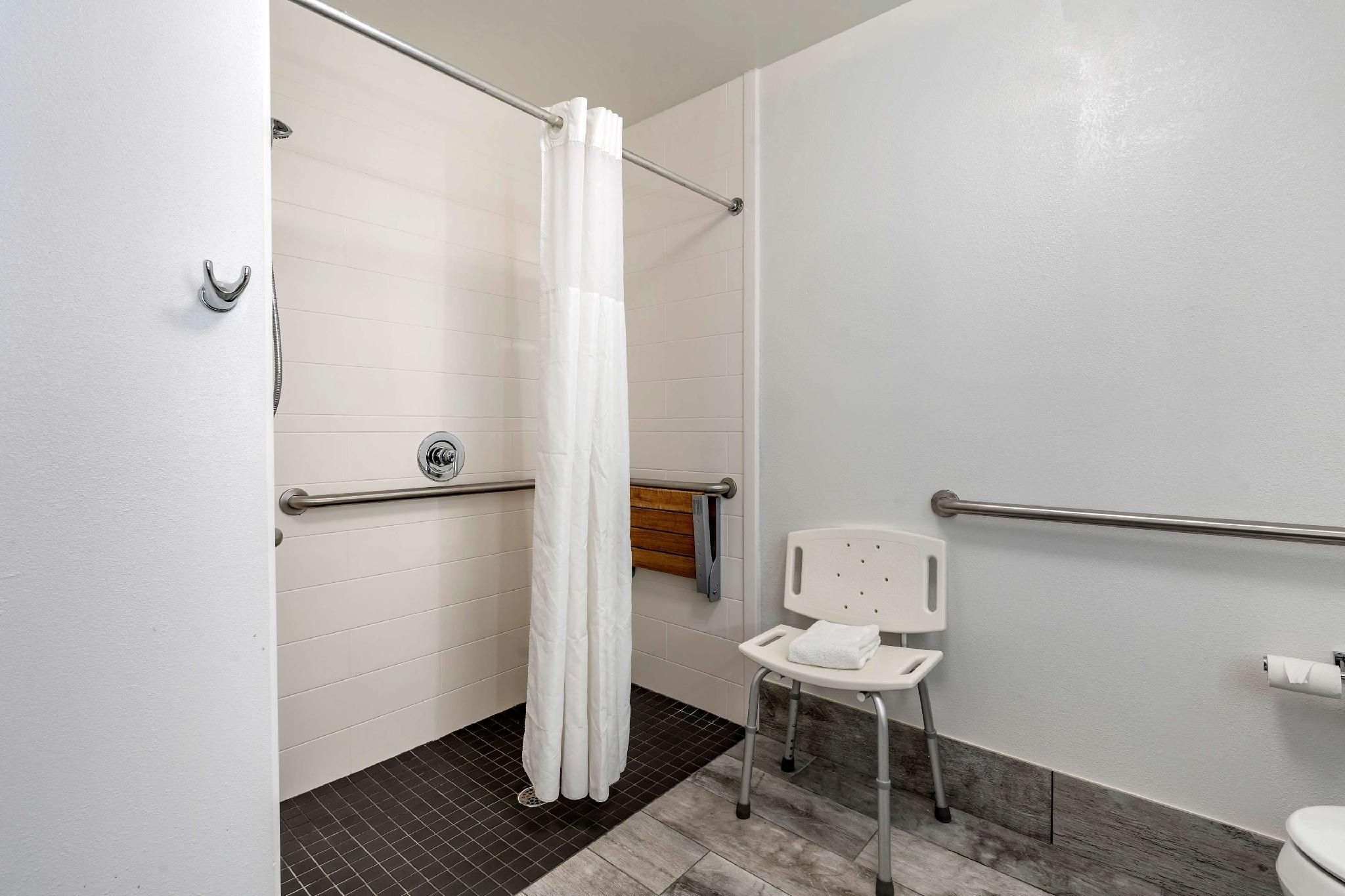 1 KING MOBILITY/HEARING ACC RI SHOWER NOSMOK