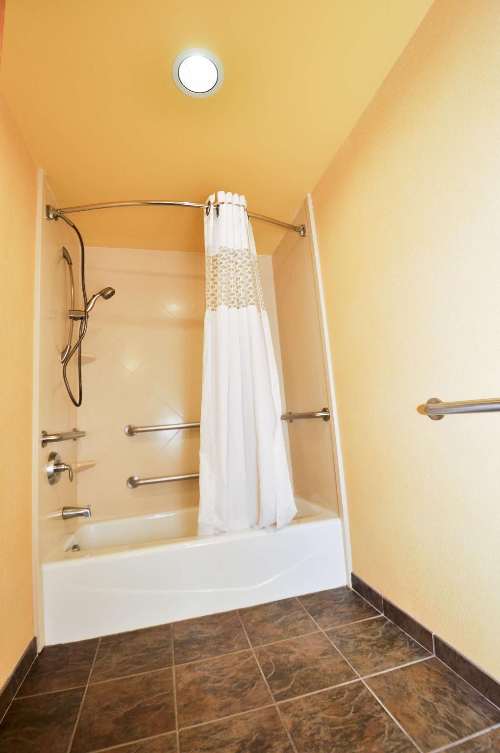 1 KING MOBILITY/HEARING ACCESS W/TUB NONSMOK