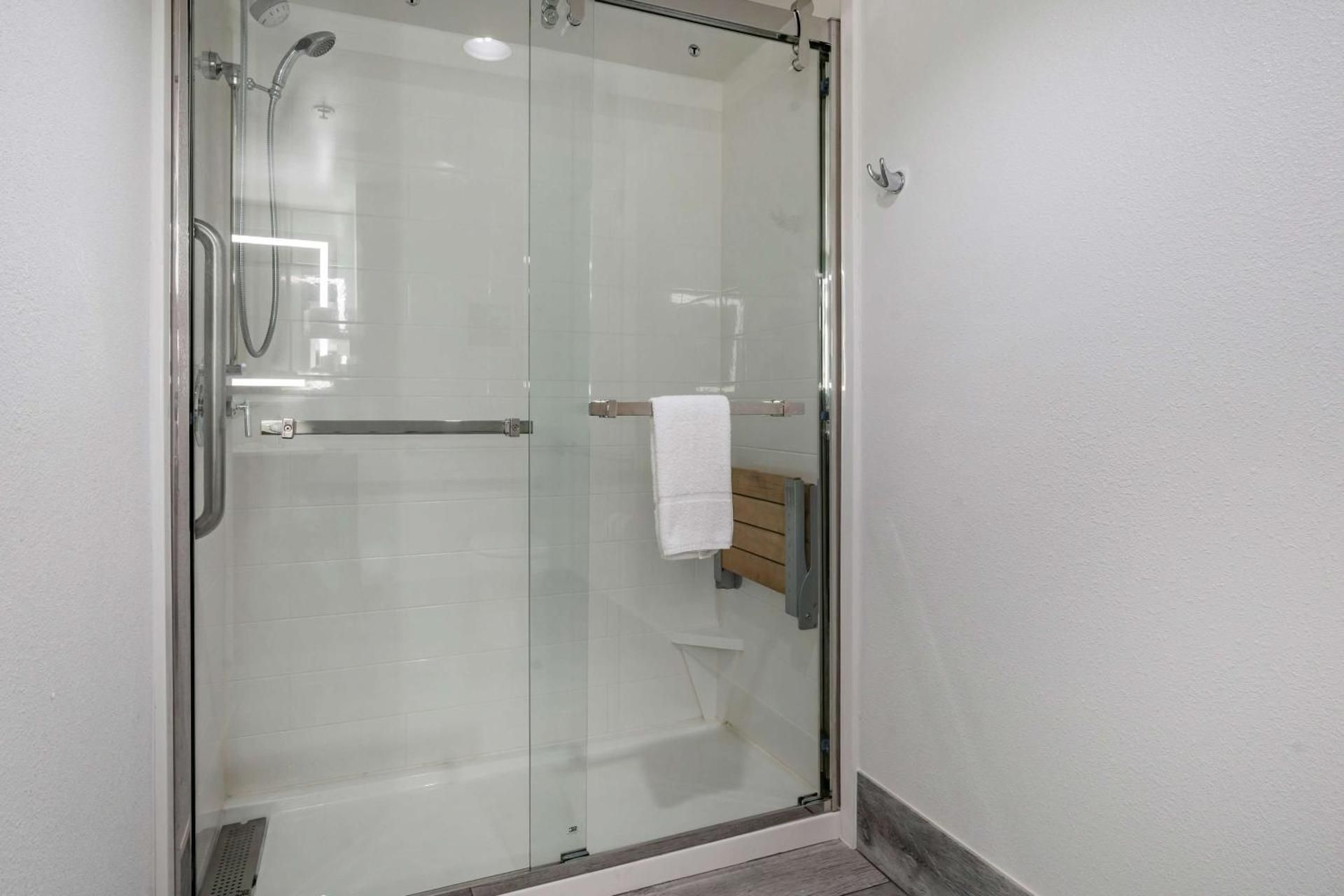 1 KING MOBILITY/HEARING ACCESS TUB STUDIO NS