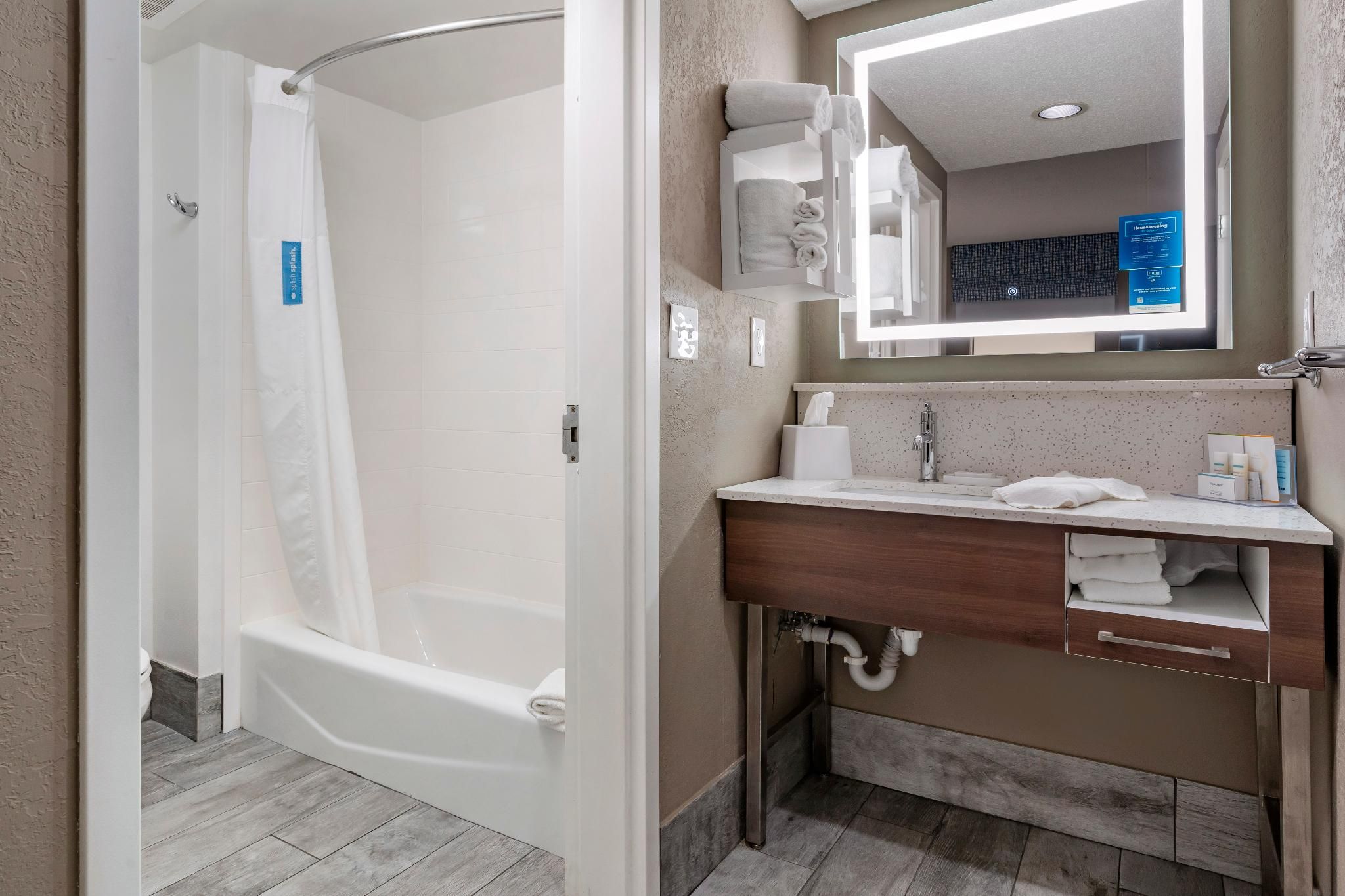 1 KING MOBILITY/HEARING ACCESS W/TUB NONSMOK