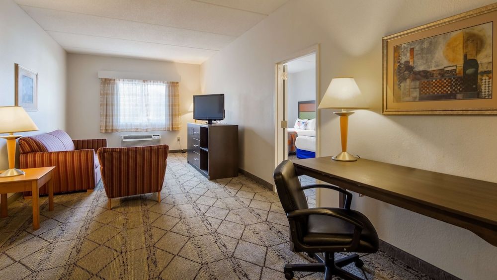 Best Western Plus Newport News Inn & Suites Suite, 2 Queen Beds, Non Smoking, Refrigerator & Microwave (with Sofabed) 4