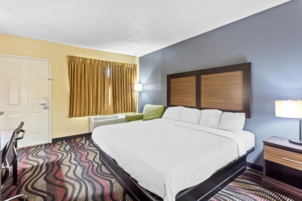 Americas Best Value Inn Grayson Room, 1 King Bed, Non Smoking, Jetted Tub 4