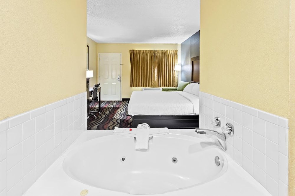 Americas Best Value Inn Grayson Room, 1 King Bed, Non Smoking, Jetted Tub 6