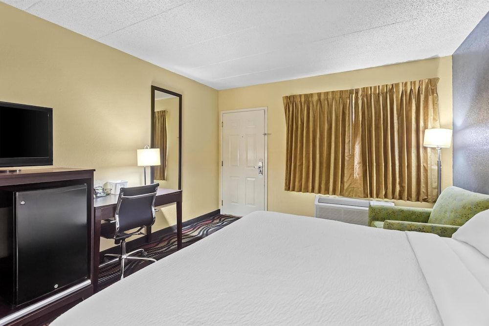 Americas Best Value Inn Grayson Room, 1 King Bed, Non Smoking, Jetted Tub 3