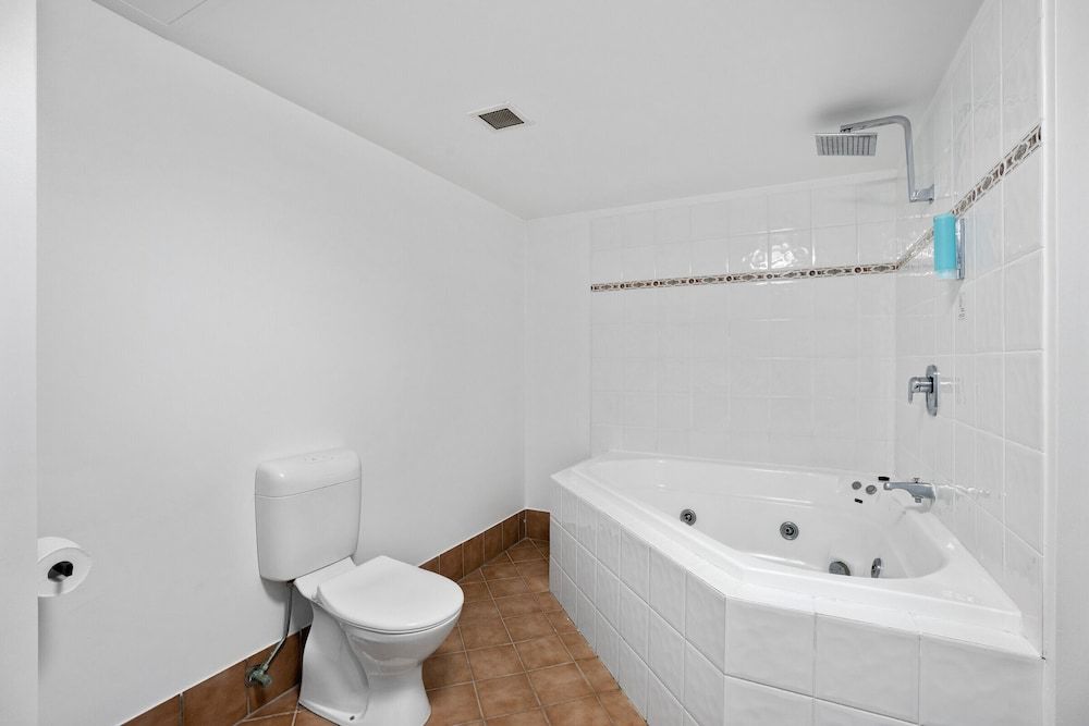 undefined Sovereign Gold Coast 8