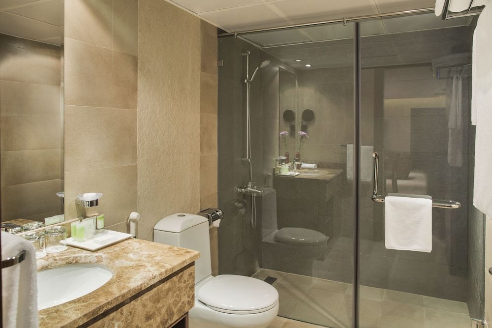 The Palms Beach Hotel And Spa Deluxe Room 6