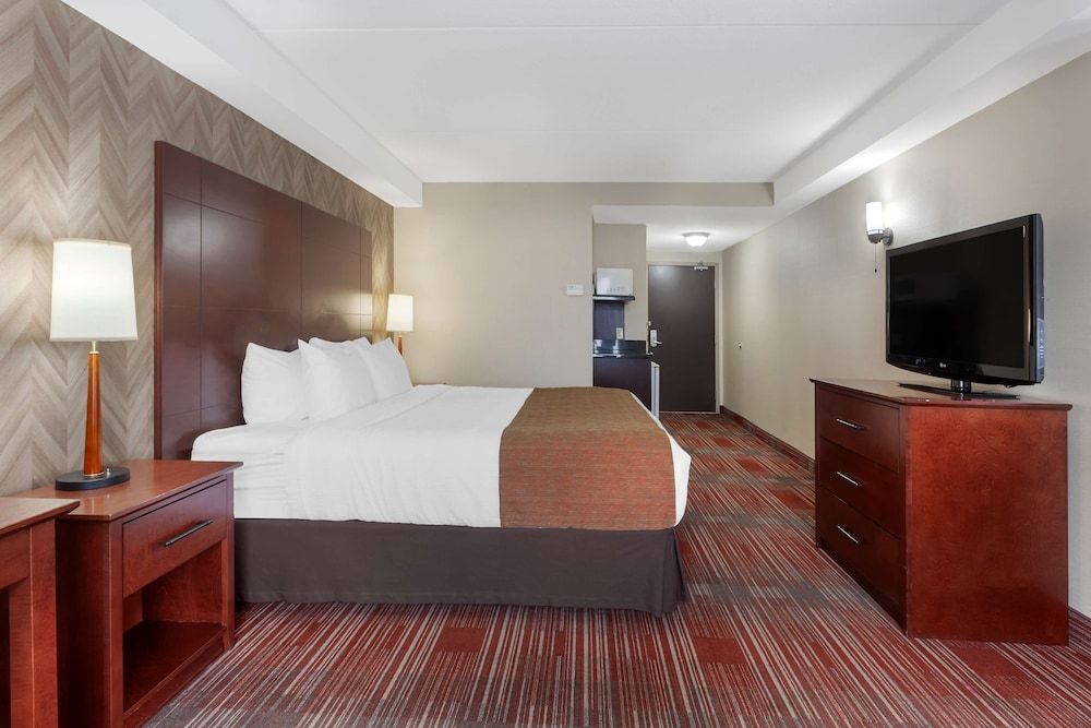 Best Western Plus Muskoka Inn Suite, 1 King Bed, Non Smoking, Jetted Tub 2