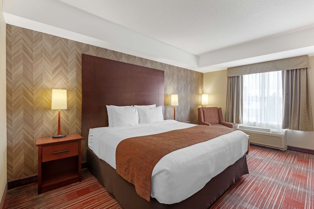 Best Western Plus Muskoka Inn Standard Room, 1 King Bed, Accessible, Refrigerator 2