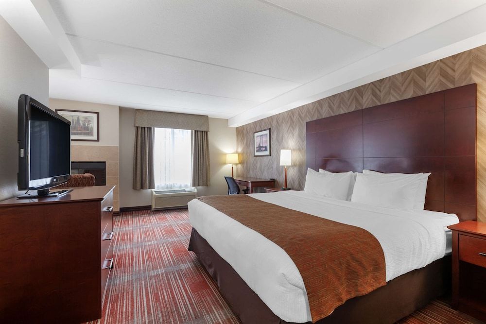 Best Western Plus Muskoka Inn Suite, 1 King Bed, Non Smoking, Jetted Tub