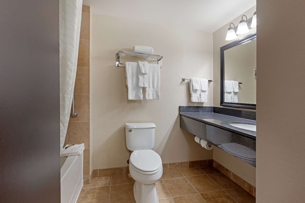 Best Western Plus Muskoka Inn Suite, 1 King Bed, Non Smoking, Jetted Tub 3