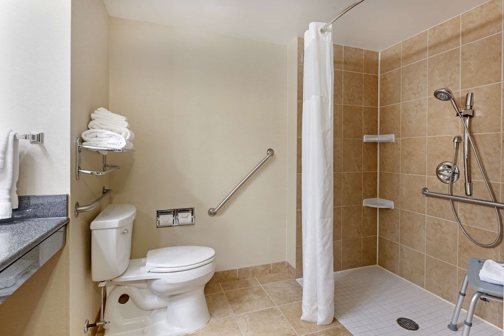 Best Western Plus Muskoka Inn Standard Room, 1 King Bed, Accessible, Refrigerator 4